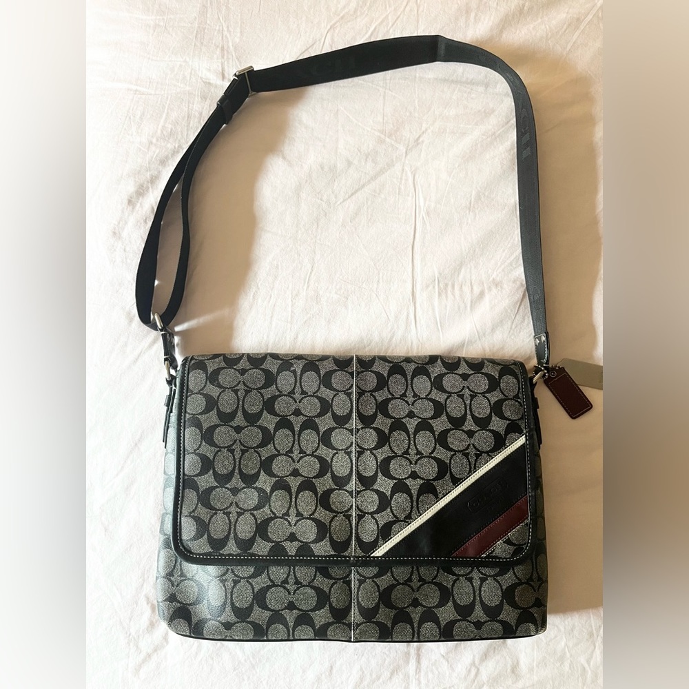 Coach 2010 medium logo leather messenger bag 🤎